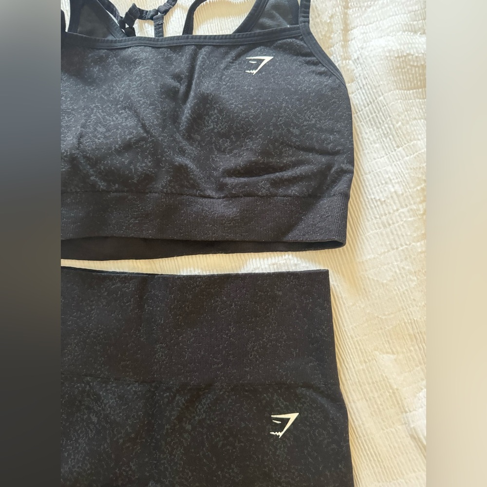 Gym shark women’s adapt seamless set. Size:Medium top, small bottom.Color:black